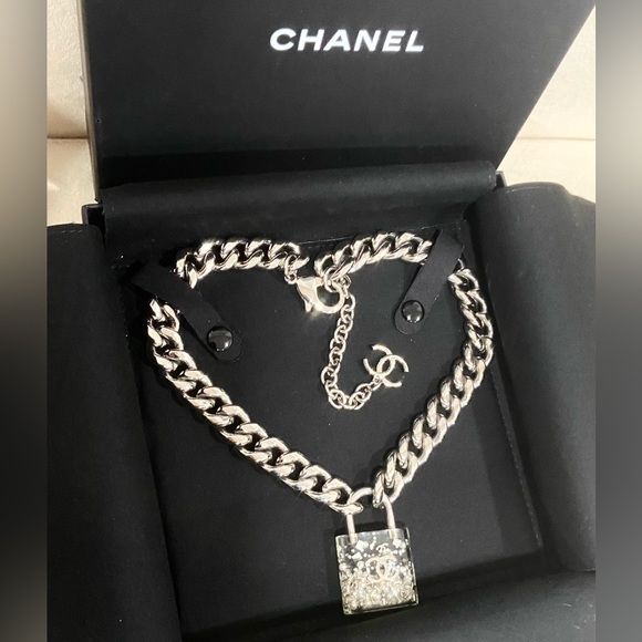 CHANEL Jewelry - Runaway 🔥Chanel Clear Padlock Pearl thick Necklace